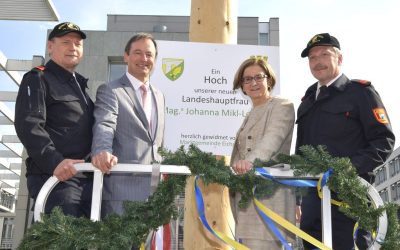 Erster Maibaum für Landeshauptfrau Johanna Mikl-Leitner